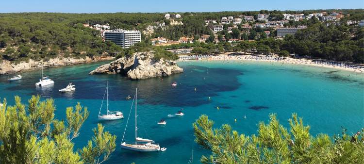 Cala Galdana e uma das praias de Menorca na Espanha