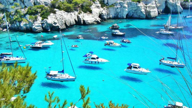 Cala Macarella e uma das praias de Menorca na Espanha