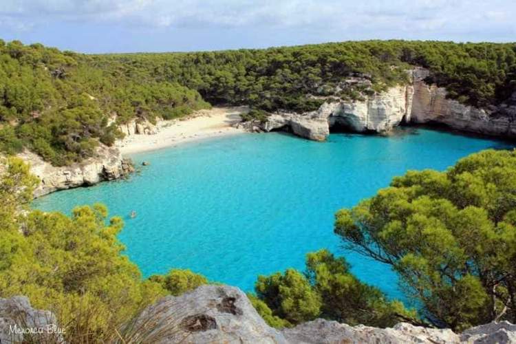 Cala Mitjana e uma das praias de Menorca na Espanha