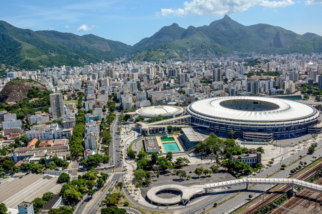 O Brasil é um país de amantes de futebol e belezas naturais, sendo assim, não poderia ficar de fora deste roteiro.