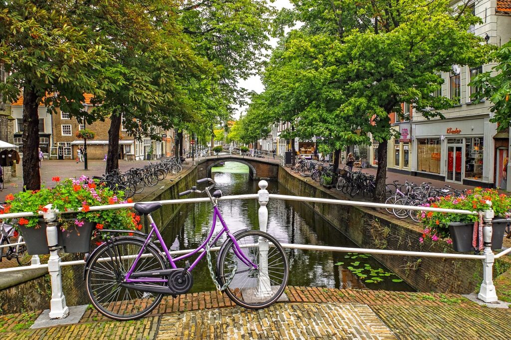 Passear de bicicleta pelas ruas das cidades européias é algo facinante. Garantia de belas paisagens e conhecimento do lugar.