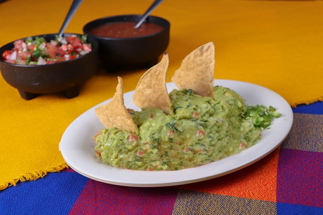 Tendo como ingrediente principal o abacate, o guacamole apesar de ser uma das típicas comidas do México, já foi aderido pelo mundo todo e sempre ganhando um toque especial.