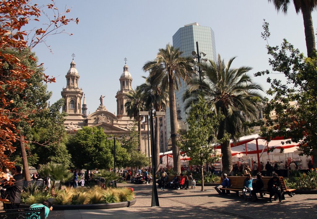 Os pontos turísticos de Santiago vão desde monumentos e parques, até os mirantes e museus.