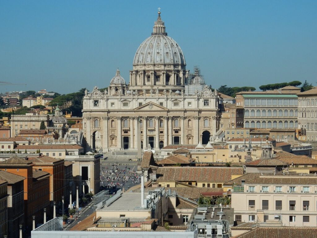 Conhecer o Vaticano é o sonho de muitos viajantes, afinal, o menor país do mundo pode ter muito a oferecer.