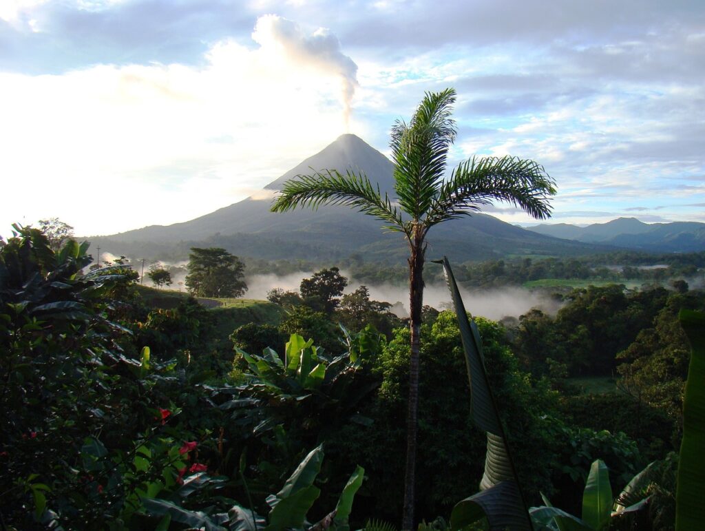 Viajar para Costa Rica é uma experiência de imersão em meio a natureza e muita cultura.