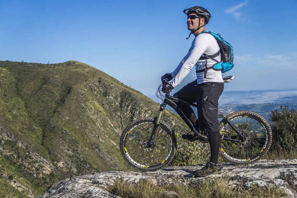 Estar em contato com a nutureza, sentir a liberdade e explorar diferentes paisagens e destinos são alguns dos benefícios das viagens de bicicleta.