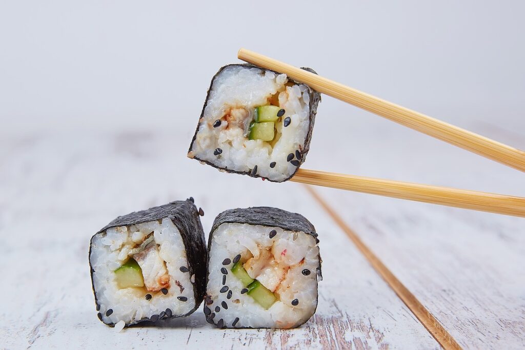 Uma das comidas a se experimentar na Ásia é o Sushi japonês, um clássico que deve ser provado.