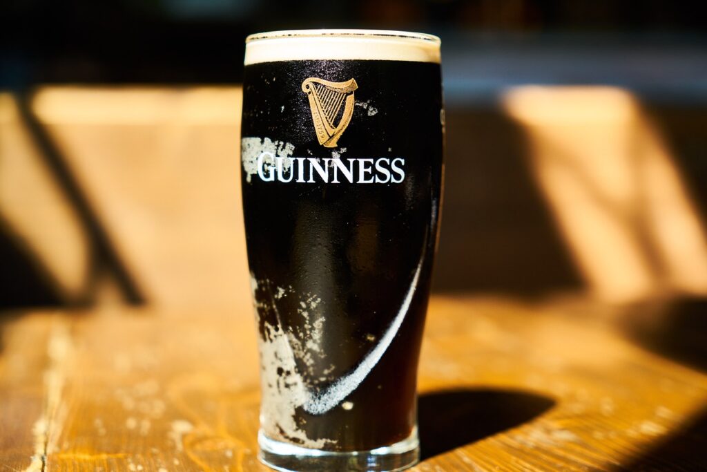 A visita pela fábrica da Guiness é um passeio imperdível para os amantes de cerveja que estiverem em Dublin.