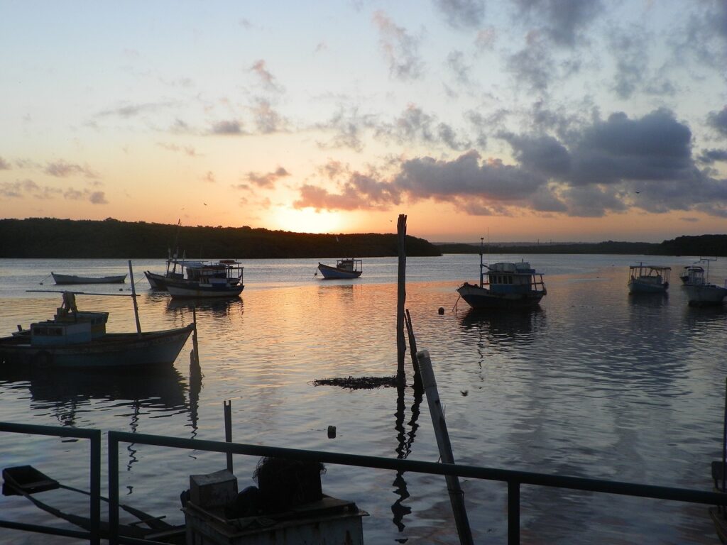 Para quem procura o que fazer em Porto Seguro, contemplar um pôr do sol na orla é algo imperdível.