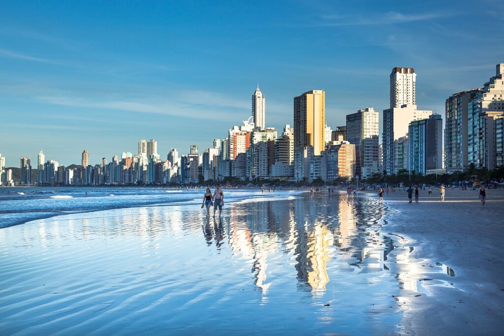 Para quem procura o que fazer em Santa Catarina, saiba que Balneário Camboriú oferece além de lindas praias, oferece atividades para todas as idades.