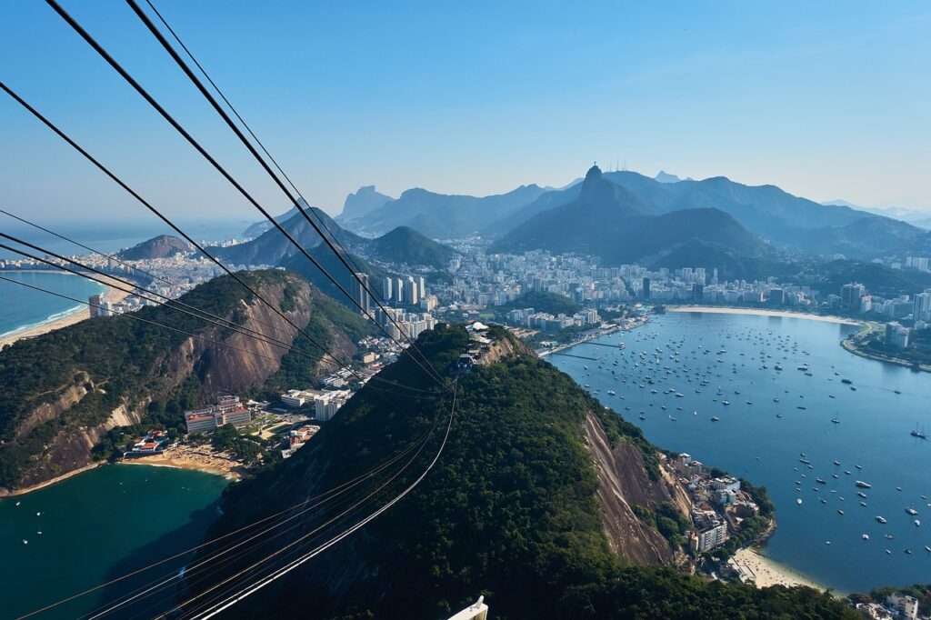 O Rio de Janeiro é repleto de belezas naturais, além de uma vida noturna agitada.