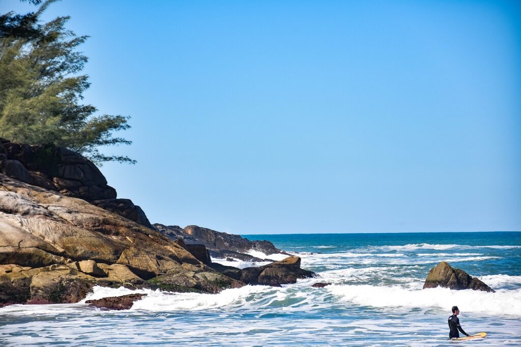 Florianópolis é conhecida como a capital do surfe no Brasil e não poderia ficar de fora da nossa lista de esportes radicais na América do Sul.