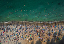 vista aerea de uma multidao de pessoas na praia