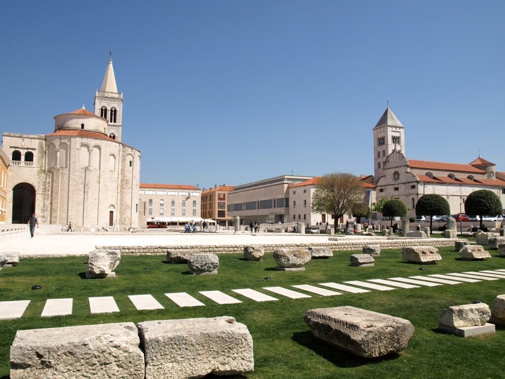 Descubra os encantos do centro histórico e muitos outros pontos pontos turísticos de Zadar.